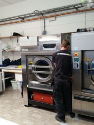 Installation of a 40 kg wash machine
